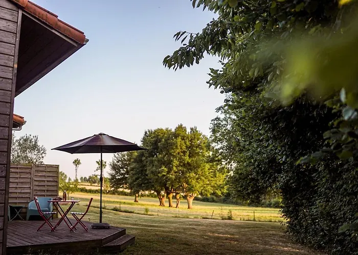 Du Puy Charrier, Proche Puy Dufou, Classe 3 Etoiles, Plan D'eau Prive 度假居 *